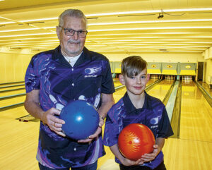 Unge Edwin och pensionären Börje Andersson, 81 år, bildar ett vinnande lag i bowlingens korpserie.