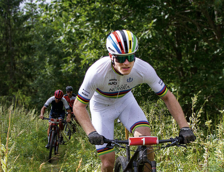 Edvin Lindh i aktion under tävlingen Härnön Runt.