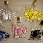 En epoxytavla bestående av krossade ginflaskor.