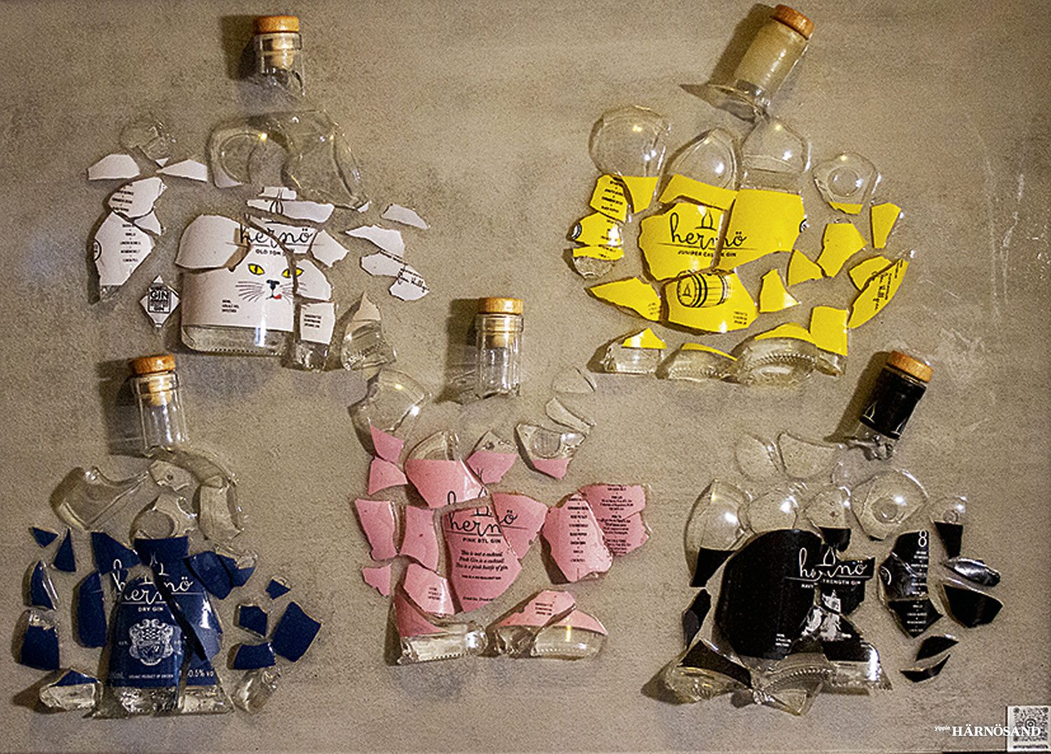 En epoxytavla bestående av krossade ginflaskor.