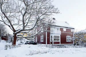 Det vackra huset reser sig ståtligt i vintertid.