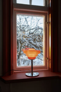 Intresset för lampor hittas i avvägda beslut i alla rum. Flera av fynden är funna på Auctionet.