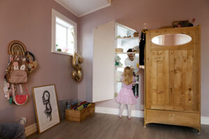 Majken är väldigt förtjust i sitt skrivbord, men också i den lite hemligare dörren som förenar hennes rum med lillasysters.