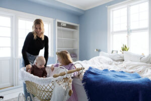 Det ljusblå, ljuva sovrummet gör plats för nattens vila. Nike sover ännu nära, och då kan hon ju få göra det i stil! Den vackra vaggan i viktoriansk stil, får husera nära mamma och pappa.