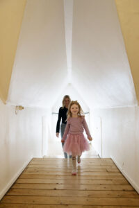 Den nästan sakrala utformningen av taket i trappan, på väg upp på tredje våning leker så fint med ljuset.