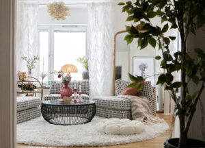 Maria har vi träffat förut. Nu var det några år sedan. Då var barnen var små, livet såg annorlunda ut och jobbet likaså. Nu har familjen bytt kedjehus och spring i husen, mot lägenhet och fenomenal utsikt.