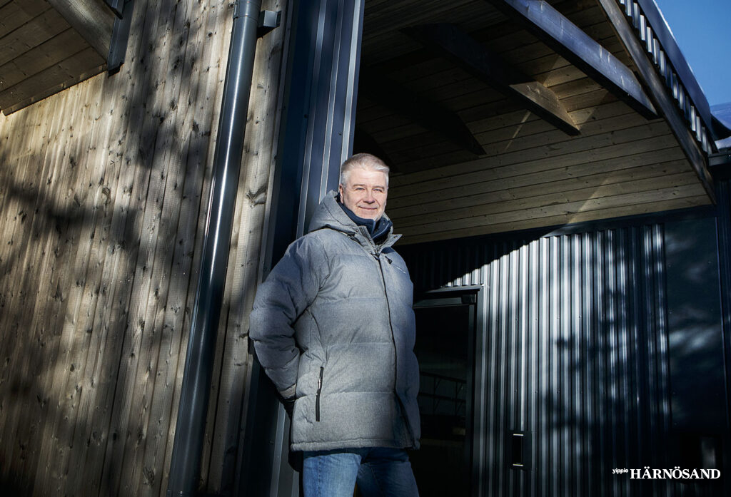 Bengt Högberg gillar utsikten vid Örsjöbergets topp.