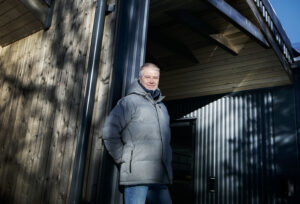 Bengt Högberg gillar utsikten vid Örsjöbergets topp.