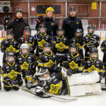 De duktiga tjejlaget tillsammans med tränarna Isak Yngvesson, till vänster, Anders Broman och Patrik Olsson.