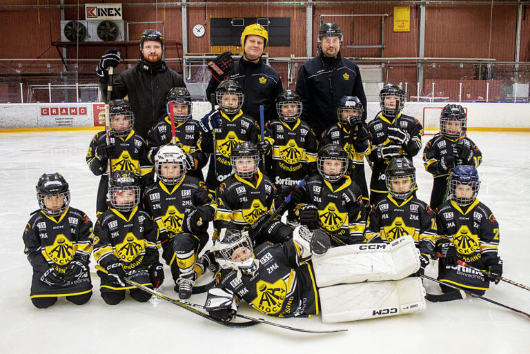 De duktiga tjejlaget tillsammans med tränarna Isak Yngvesson, till vänster, Anders Broman och Patrik Olsson.