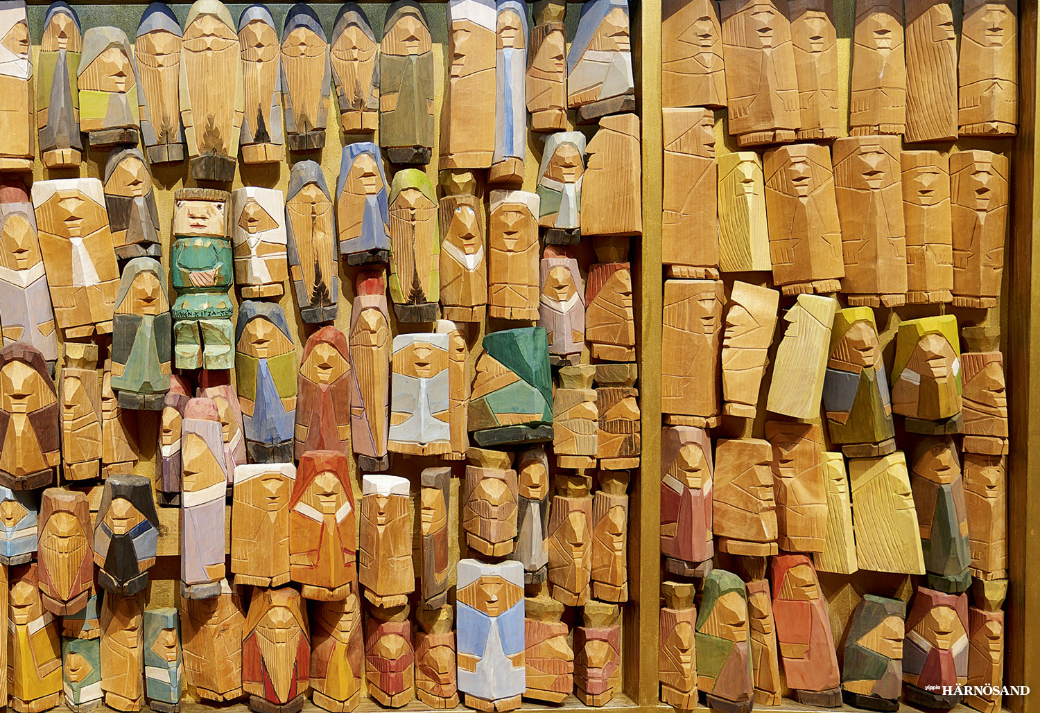 Fantasifull och vacker träskulpturtavla av Harald Boström.