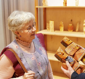 Annika Sahlin var fascinerad av Haralds träsnidarkonst.