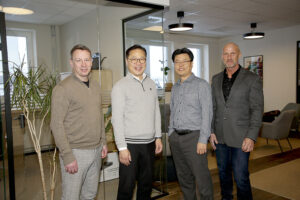 Representanter från det sydkoreanska teknikbolaget Estecom har under några dagar varit på plats i Härnösand för möten med Starbit i deras lokaler i Tobaks. Här tillsammans med Michael Jakobsson, till vänster, och Alex Jung, längst till höger.