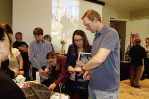 Stefan Karlsson och Nadja Thelin provar framtida vigselringar inför sitt planerade bröllop.