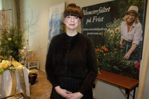 Linda Thorén vid ett av stånden som saluförde snittblommor från Alnö.