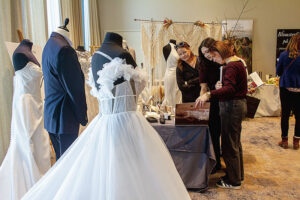 Brudklänningar och kostymer fanns det gott om att beskåda på mässan.