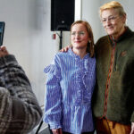 Kön var lång för att ta selfies med kändiskonstnären Lars Lerin. Här är det Jennie Berglund som passar på.