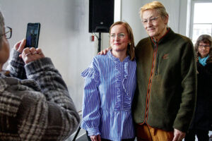 Kön var lång för att ta selfies med kändiskonstnären Lars Lerin. Här är det Jennie Berglund som passar på.