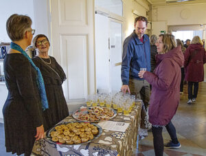 Ruth Bourke Berglund, till vänster, och Anki Munther serverade cider, cookies och syltkakor.