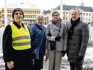 Dörrvakten Emma Brännlund, till vänster, på väg att släppa in Gunnel Hammarlund samt Maria och Sven Magnusson.