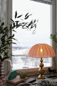 Överallt är små inbjudande rum arrangerade.