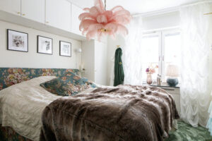 Master bedroom, med platsbyggd förvaring och inbjudande vila