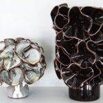 Två vaser som sticker ut i Mira Kysingers keramiksamling.