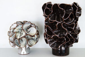 Två vaser som sticker ut i Mira Kysingers keramiksamling.