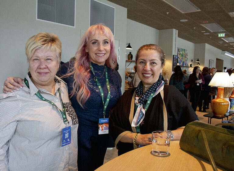 Katarina Dufvenberg, till vänster, Ulrica Cedervall och Arezoo Salehi minglade under pausen.