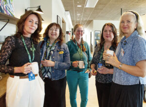 Anna Hassel, till vänster, Olga Peshkova, Lina Sundin, Åsa Turell och Lena Nordlander i samspråk under en av pauserna.