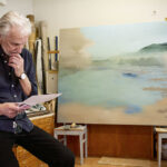 Konstnären Jan K Persson i sin ateljé på Östanbäcken framför den imponerande tavlan ”Norrländsk myr”.