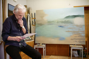 Konstnären Jan K Persson i sin ateljé på Östanbäcken framför den imponerande tavlan ”Norrländsk myr”.