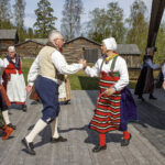 Folkdans med polska och schottis bjöds det på av Murbergsgillet och Öbackaringen på stora scenen.