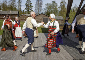 Folkdans med polska och schottis bjöds det på av Murbergsgillet och Öbackaringen på stora scenen.