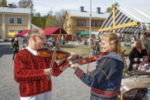 Magnus och Camilla Andersson underhöll med fiolspel med musik från Borgsjö.