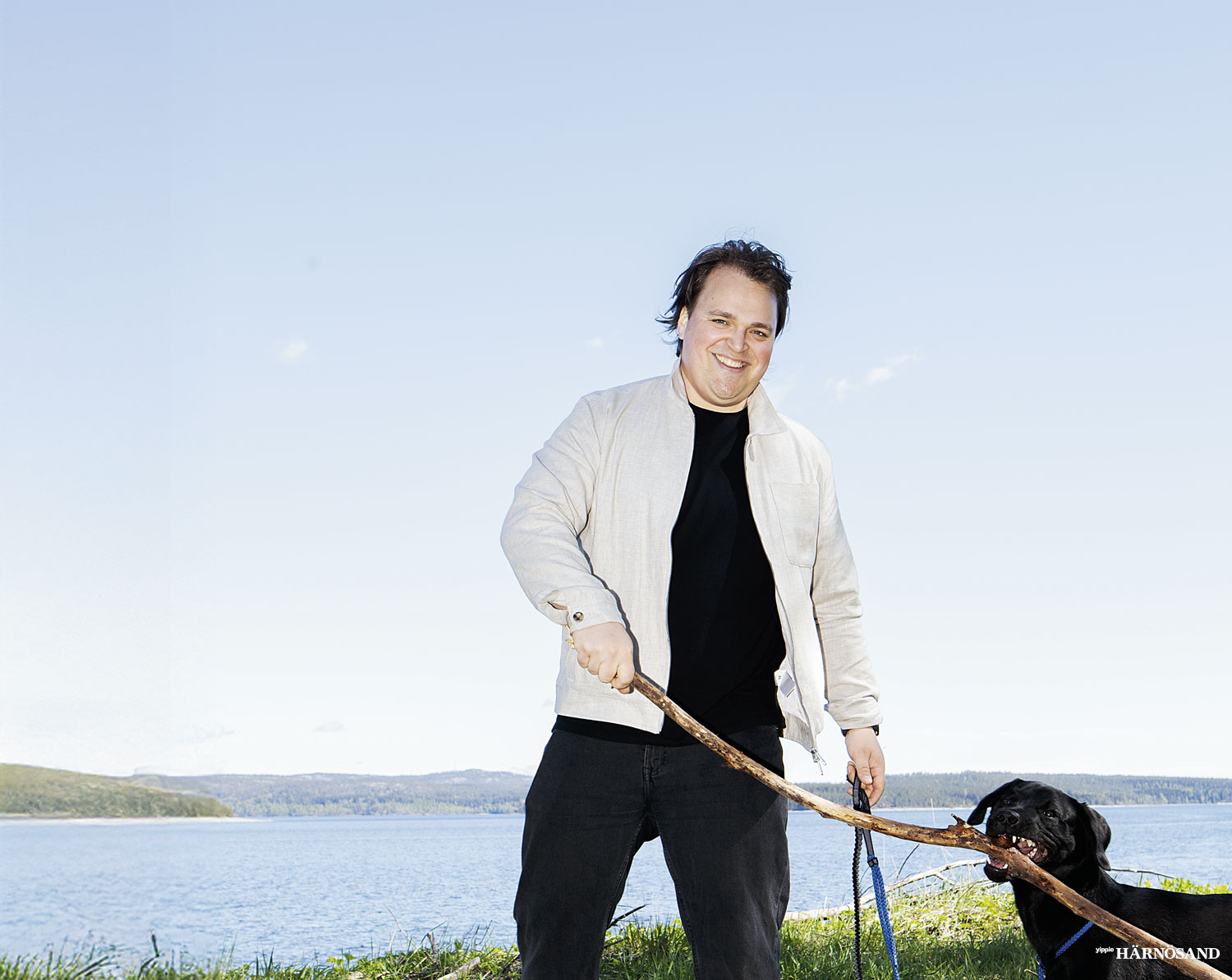 Mattias Norberg ute och rastar Rio vid Sälsten.