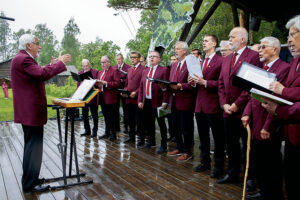 Manskören underhöll tradi tionsenligt från utescenen.