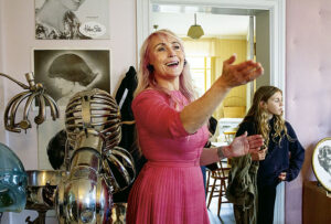 Ulrica Cederwall, barnbarn till frisören Dagny Cederwall, visar hur Dagnys salong såg ut förr i tiden.