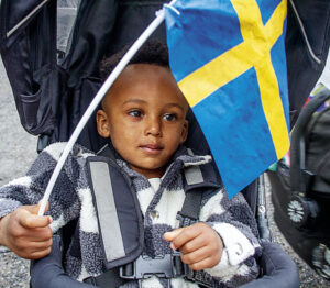 Lilla Lucas Amamuel, snart två år, firade nationaldagen med svenska flaggan.