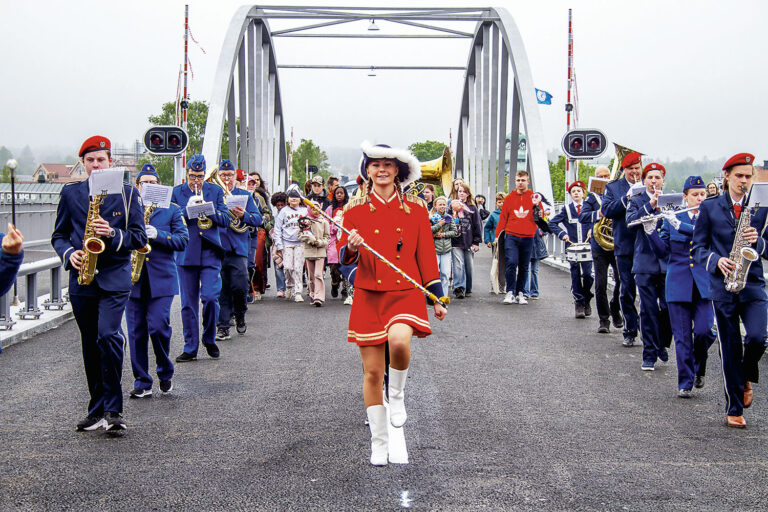 Paradorkestern marscherar under pompa och ståt över nya Nybron.