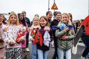 Flickor med sina gosedjur del- tog i paraden över Nybron.