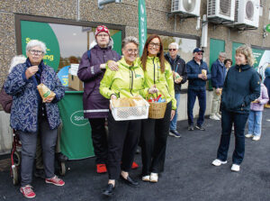 Åsa Westin, till vänster, och Maria Sjödin från Specsavers bjöd på popcorn inför invigningen.