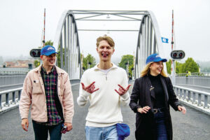 Markus Carnestrand, vinnaren av brolop- pet för två år sedan, flankerad av kom- munalrådet Jonas Bergström (S) och Helena Elfvendahl (MP) ordförande samhälls- nämnden.