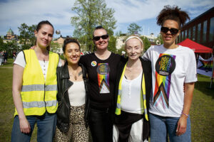 Pridearrangörerna Mikaela Lindgren, till vänster, Gabriella Hedberg, Sandra Kjelsson, Karina Hansson och Linnea Sylvan.