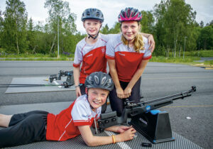 Ibba Näckter Rundqvist, till vänster, Saga Stattin och Måns Fälldin tränade rullskidskytte i sommarvärmen på Bondsjön.