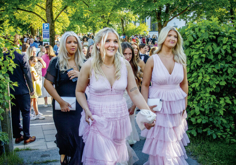 På väg in till studentbalen och festlig- heterna på St:Petri logen. Stämningen var hög i solskenet.