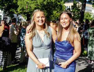 Alice Östlund, till vänster, och Yasmine Benjari strålar i solskenet.