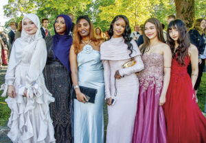Glada tjejer i vackra balklänningar. Från vänster: Shokria, Yusra, Farah, Dibo, Natalie och Jasmine.
