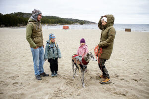 På ett blåsigt Smitingen vand rade familjen Raphael Cattin och Theres Wittmer innan de fortsatte promenaden till Klubbsjön.