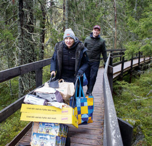 Mäklarhusets vd Ester Sundin Hemström och Ted Sundin kör ut maten till rastplatsen för promenadbingon.